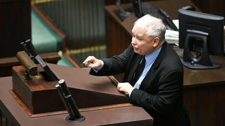Jaroslaw Kaczynski ist Vorsitzender der Partei "Recht und Gerechtigkeit" (PiS), mit deren Mehrheit im polnischen Unterhaus das umstrittene Gesetz verabschiedet wurde. 