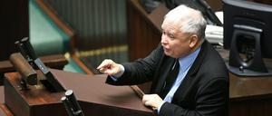 Jaroslaw Kaczynski ist Vorsitzender der Partei "Recht und Gerechtigkeit" (PiS), mit deren Mehrheit im polnischen Unterhaus das umstrittene Gesetz verabschiedet wurde. 