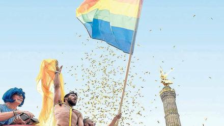 Regenbogen und Konfetti vor der Siegessäule