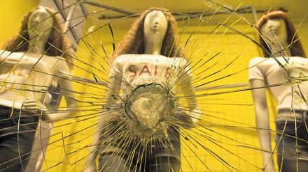Eine Gruppe von vermummten Autonomen haben in der Nacht zum Montag fast alle Schaufenster entlang der meist besuchten Einkaufsstraße der griechischen Hauptstadt eingeschlagen.