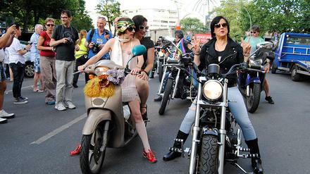 Lesben auf Motorrädern führen den Dyke*Marsch an.