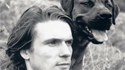Herr und Hund. Mit Feldmann, den er aus einem Tierheim geholt hatte, wanderte Michael Holzach ohne Geld durch Deutschland.