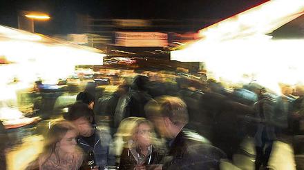 Aufgekratzt, gereizt: Warum ist die Stimmung im öffentlichen Raum (hier an der S-Bahnstation Warschauer Straße) oft so nah an der Gewalt?