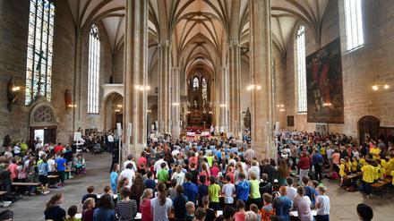 Voll nur an Weihnachten, oder zu besonderen Anlässen, hier bei einer Kinderwallfahrt. Die Kirchen verlieren in Deutschland weiter Mitglieder.