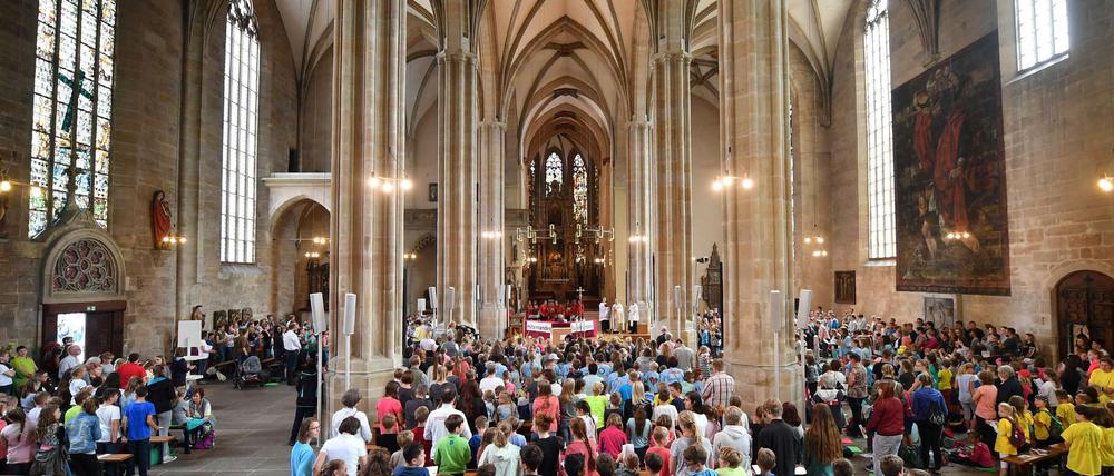Voll nur an Weihnachten, oder zu besonderen Anlässen, hier bei einer Kinderwallfahrt. Die Kirchen verlieren in Deutschland weiter Mitglieder.