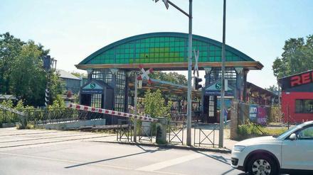 Einen halben Dienstag lang funktionierte die Schranke über die S-Bahngleise an der Buckower Chaussee nicht. 
