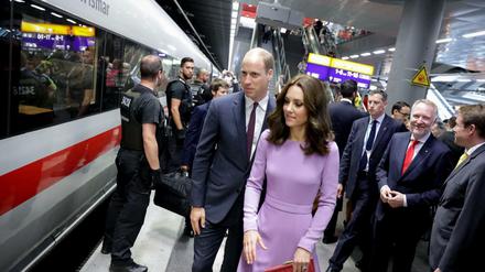 Mit dem ICE fährt der royale Besuche von Berlin-Hauptbahnhof nach Hamburg.