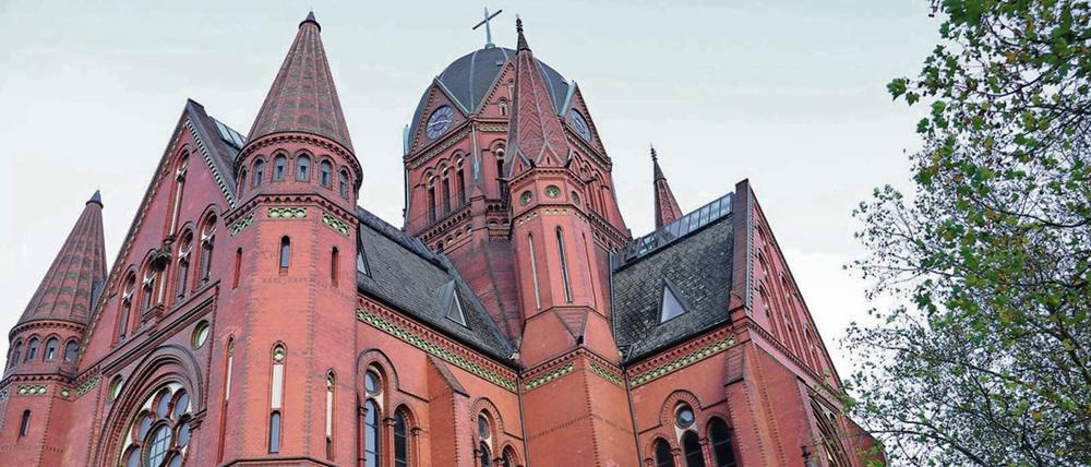 Die evangelische Heilig-Kreuz-Kirche in der Zossener Straße 65 in Berlin-Kreuzberg.