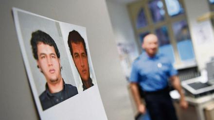 Auch Anis Amri, der tunesische Asylbewerber, war ein Gefährder. Sein Bild hängt kurz nach dem Attentat am Breitscheidplatz in einer Polizeiwache.
