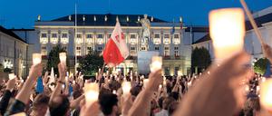 Mit Kerzen protestieren Tausende in Warschau vor dem Präsidentenpalast gegen die Justizreform.