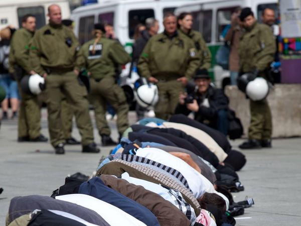 Salafisten 2012 auf dem Potsdamer Platz in Berlin - aus ihrer Szene stammen Gefährder oft.