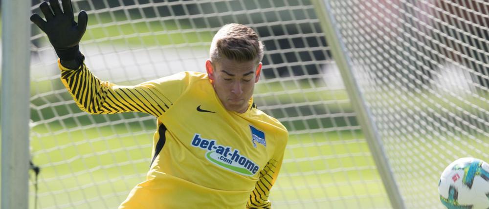 Herthas Torhüter Jonathan Klinsmann verletzte sich am Knie.