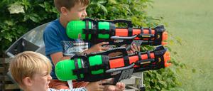 Machtphantasie mit Wumms: Ist die Plastikpumpgun beinahe so groß wie der Nachwuchs, leben Erwachsene gefährlich.