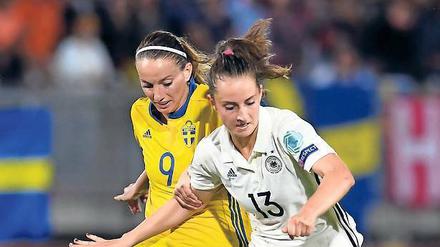 Stark am Ball. Die Deutsche Sara Däbritz (rechts) und die Schwedin Kosovare Alsani bei der EM: