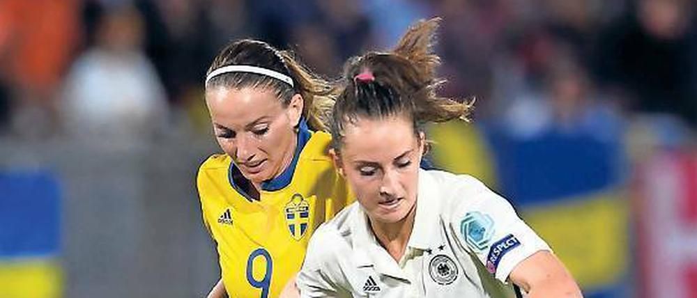 Stark am Ball. Die Deutsche Sara Däbritz (rechts) und die Schwedin Kosovare Alsani bei der EM: