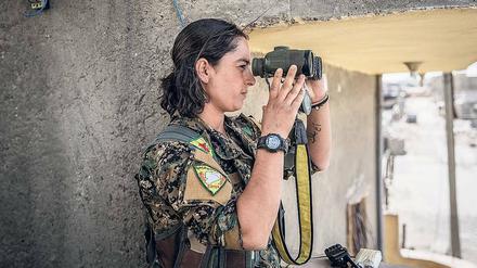 Im Fokus. Kurdische Soldatin der Syrischen Demokratischen Kräfte.