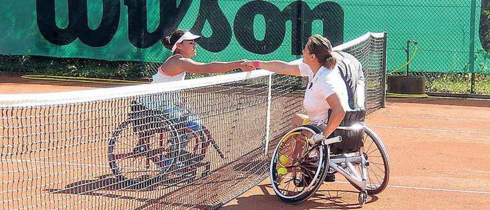 Händeschütteln ist auch beim Rollstuhltennis Pflicht. Hier die Chilenin Macarena Cabrillana (links) und die Dänin Malene Olesen.