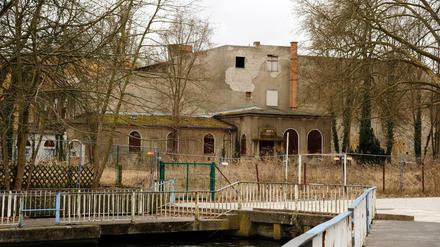 Die Ruine des ehemaligen Ausflugslokals "Riviera" in der Grünauer Regattastraße. 