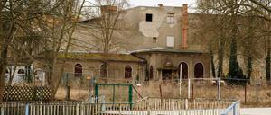 Die Ruine des ehemaligen Ausflugslokals "Riviera" in der Grünauer Regattastraße. 