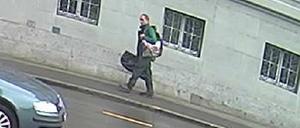 Kettensäge in der Tasche. Das am Montag von der Kantonspolizei Schaffhausen veröffentlichte Bild zeigt den Mann kurz vor der Tat.