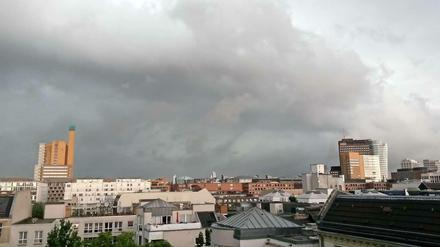 Gegen 15 Uhr zogen dramatisch schwarze Wolken auf, wenig später schüttete es. Blick vom Dach des Tagesspiegel in Richtung Westen.