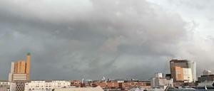 Gegen 15 Uhr zogen dramatisch schwarze Wolken auf, wenig später schüttete es. Blick vom Dach des Tagesspiegel in Richtung Westen.