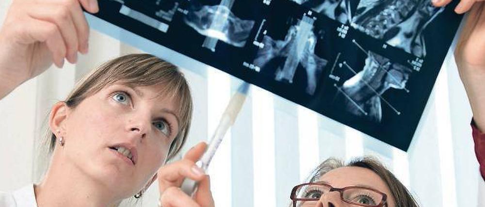 Untersucht. Der Dr. med. muss höherwertig werden, fordern die Akademien.