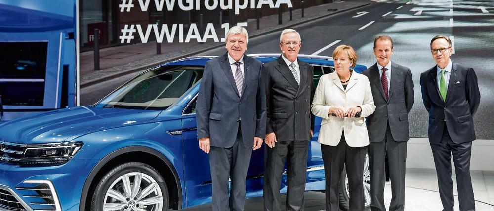 Volker Bouffier, Martin Winterkorn, Angela Merkel, Herbert Diess und Matthias Wissmann bei der IAA 2015.