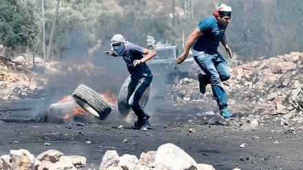 Kreislauf der Rache. Nach Protesten gegen die Enteignung palästinensischen Bodens im israelisch besetzten Westjordanland kommt es am 14. Juli 2017 in Kfar Qaddum, nahe Nablus, zu gewaltsamen Auseinandersetzungen. Hier fliehen die Palästinenser vor den israelischen Sicherheitskräften. 
