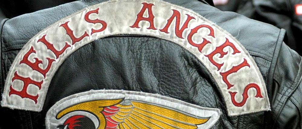 Ein Totenkopf mit Flügeln ist das Symbol der Motorradgang Hells Angels.