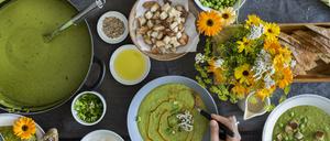 Alles grünt. Die Rezepte reichen von asiatischen Sommerrollen bis deutscher Erbsensuppe.