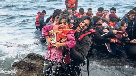 Dem Tod entronnen. Flüchtlinge erreichen die Küste Griechenlands.