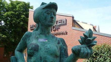 Ananas? Kartoffel? Artischocke? Denkmal einer Hugenotten-Bäuerin im alten Dorfkern von Französisch Buchholz.