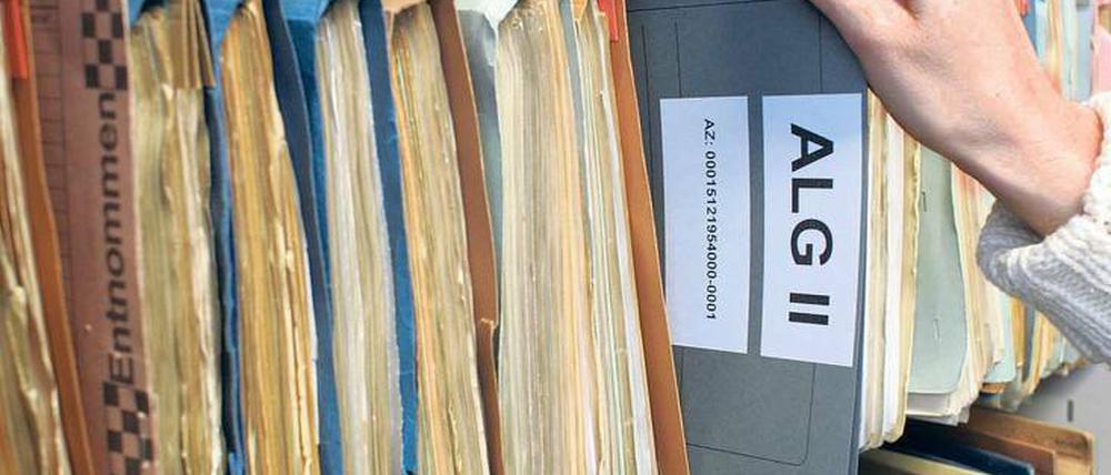 Dicke Akten sammeln Hartz-IV-Empfänger mit der Zeit an. Bald ist damit Schluss: Die E-Akte wird eingeführt. Foto: Imago