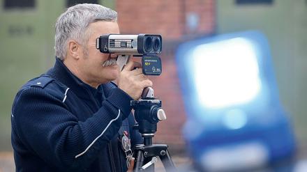Polizeikommissar Dieter Gottschalk zeigt in Berlin ein Riegl-Laser-Geschwindigkeitsmessgerät FG21-P der Polizei.