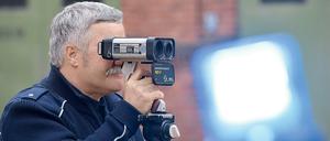 Polizeikommissar Dieter Gottschalk zeigt in Berlin ein Riegl-Laser-Geschwindigkeitsmessgerät FG21-P der Polizei.