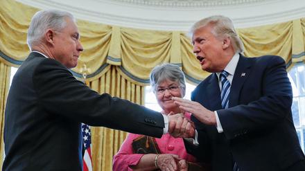US-Präsident Donald Trump gratuliert dem neuen US-Justizminister Jeff Sessions (l). 