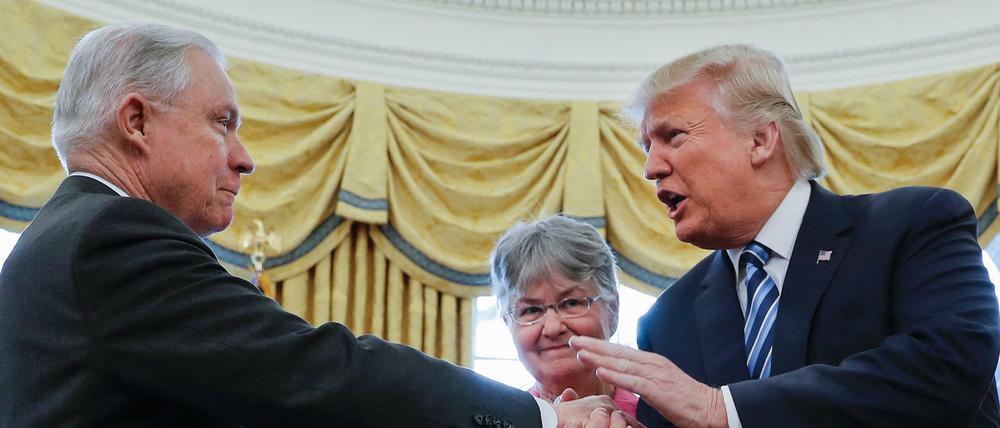 US-Präsident Donald Trump gratuliert dem neuen US-Justizminister Jeff Sessions (l).