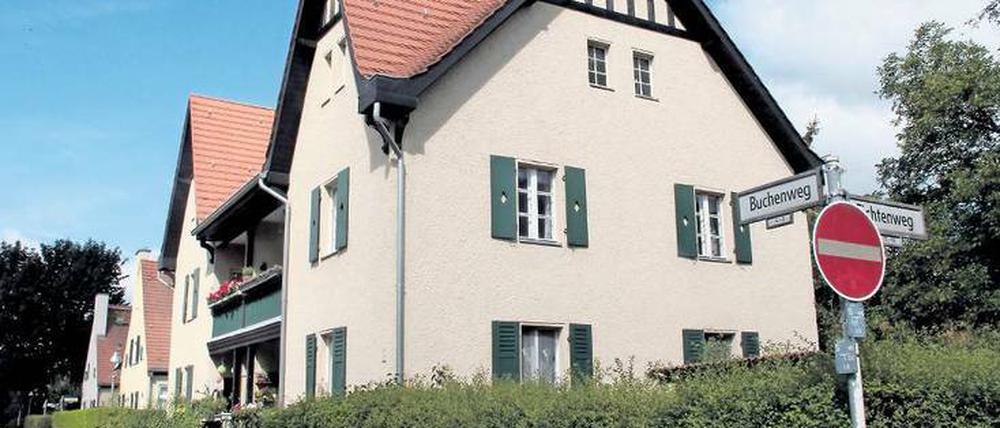 Sandfarbene Fassaden, flaschengrüne Fensterläden. Das Haus Buchenweg 3–4 wurde bereits saniert.