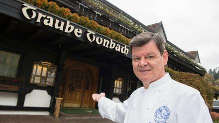 Der Sterne Koch Harald Wohlfahrt steht 2015 vor dem Restaurant Traube-Tonbach in Baiersbronn (Baden-Württemberg).