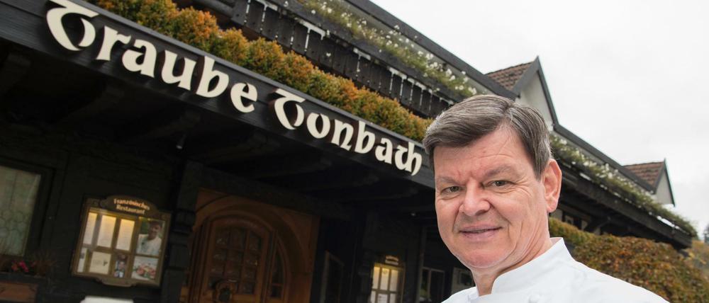 Der Sterne Koch Harald Wohlfahrt steht 2015 vor dem Restaurant Traube-Tonbach in Baiersbronn (Baden-Württemberg).