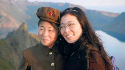 Wie nahe ist fern? Regisseurin Sung-Hyung Cho (rechts) mit nordkoreanischer Soldatin auf dem heiligen Berg Baekdu. 