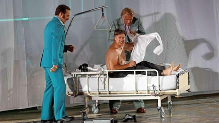 Das gab's noch nie. Ein schizophrener Jedermann (Tobias Moretti) tobt in der Psychatrie.
