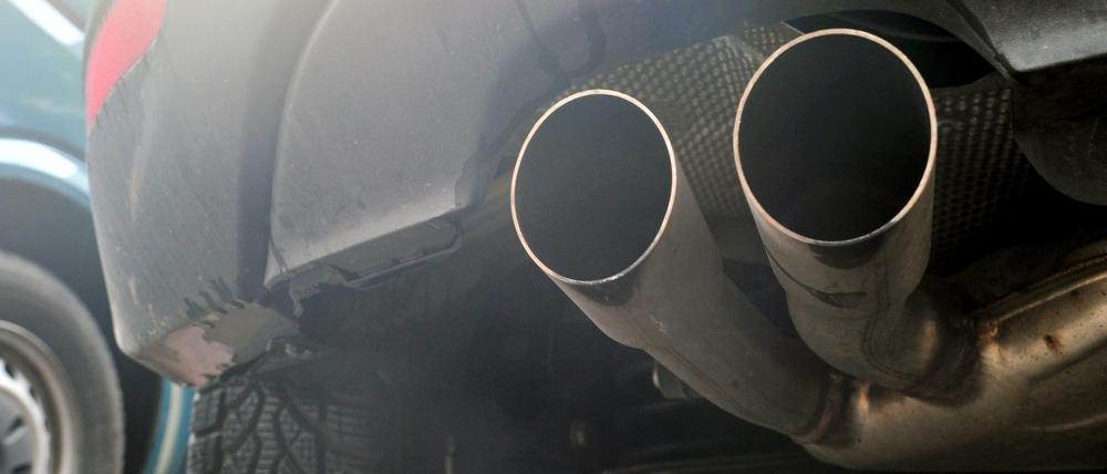 Blick auf die Auspuffrohre eines Diesel-Pkw.