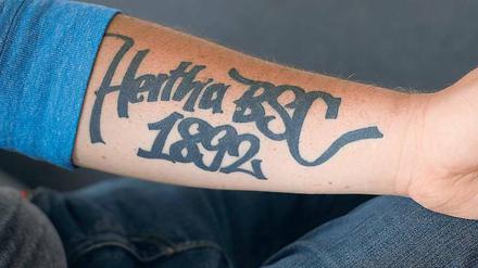 Vom Entwurf bis zur Vollendung. Ein Jahr lang hat Kai-Uwe Heinrich mit Freunden an dem Schriftzug gefeilt, der schließlich auf seinem Unterarm landete – und auch unter dem Hertha-Trikot hervorsticht. 