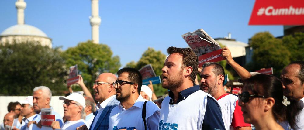 Demonstranten auf dem Weg zum Istanbuler Gericht, an dem Mitarbeiter der regierungskritischen Zeitung «Cumhuriyet» wegen Terrors der Prozess gemacht wird. 