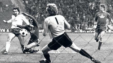 Und rein damit. Bernd Gersdorff (links) traf öfter mal für Hertha BSC gegen den FC Bayern mit Torhüter Sepp Maier.