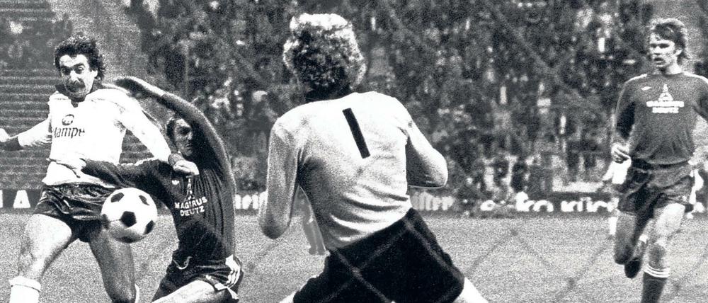 Und rein damit. Bernd Gersdorff (links) traf öfter mal für Hertha BSC gegen den FC Bayern mit Torhüter Sepp Maier.