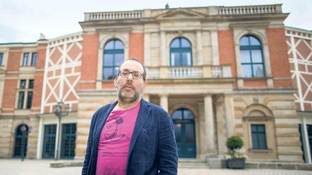 Bayreuth-Debütant: "Meistersinger"-Regisseur Barrie Kosky vor dem Festspielhaus auf dem Grünen Hügel. In Berlin leitet der Australier die Komische Oper. 