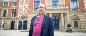 Bayreuth-Debütant: "Meistersinger"-Regisseur Barrie Kosky vor dem Festspielhaus auf dem Grünen Hügel. In Berlin leitet der Australier die Komische Oper. 